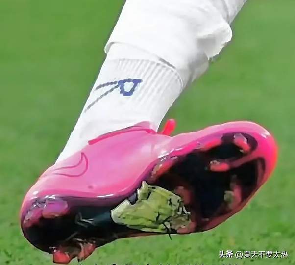 伊朗前锋“补丁鞋”破门引热议，LOL赛场装备玄学你信吗？
